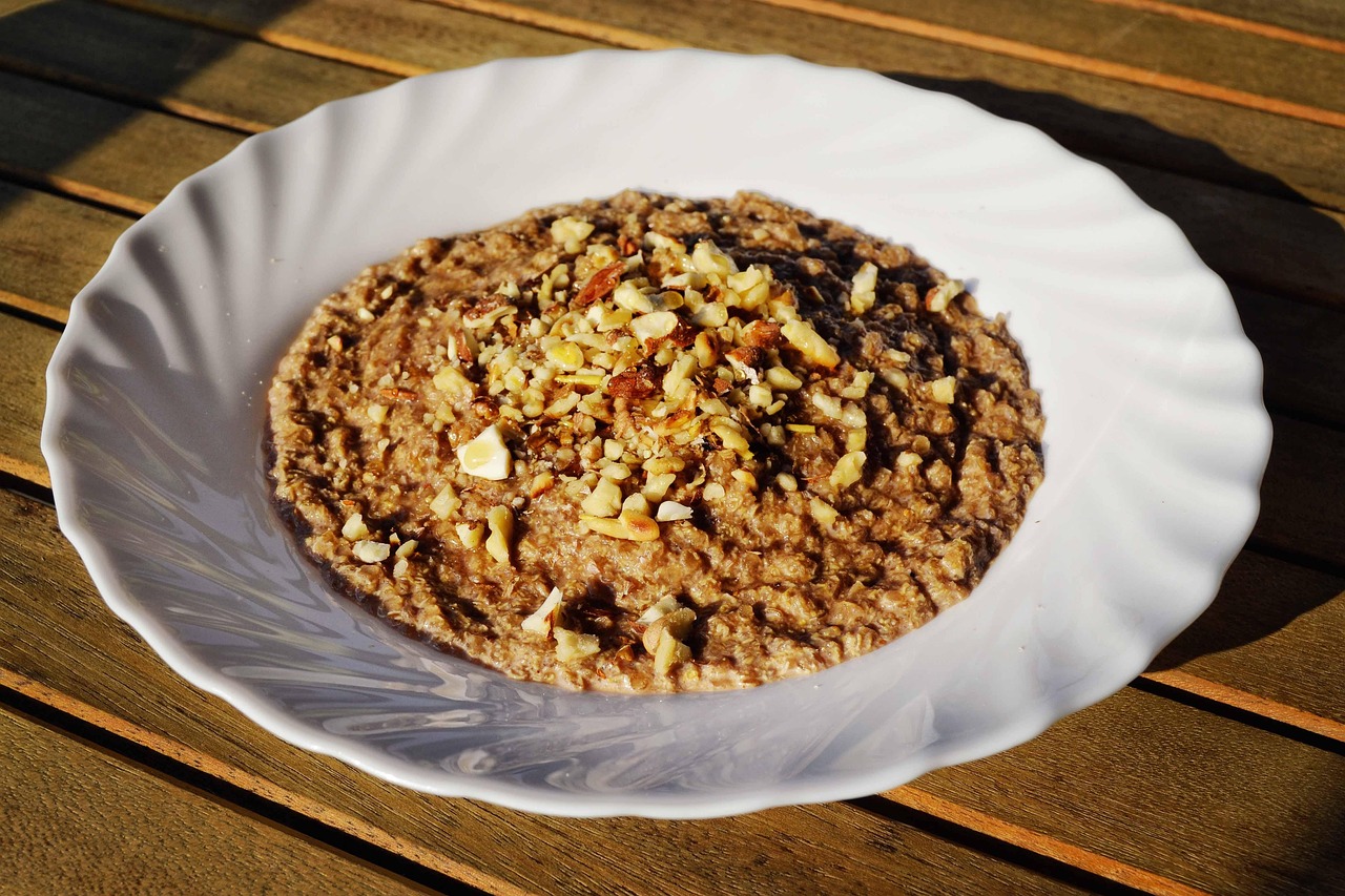 flakes, quinoa, quinoa flakes, quinoa flakes porridge, porridge, coffee, moka porridge, nuts, pine nuts, milk, carbs, superfood, healthy, grain, vegetarian, meal, cereal, organic, vegan, nutrition, dessert, breakfast, fresh, wood, protein, kinoa, delicious