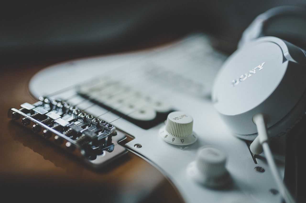 guitar, headphones, classical guitar, acoustic guitar, electric guitar, musician, tape, tonstudio, volume, audio, musical, instrument, guitarist, jazz, melody, equipment, acoustic, string