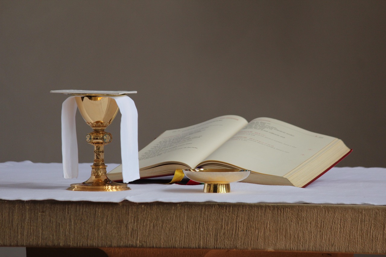 worship, eucharist, celebration of the eucharist, communion, church, jesus, believe, catholic, holy, sacrament, bible, chalice, loaf