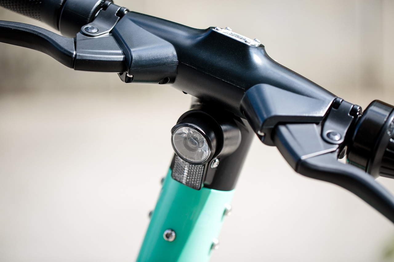 e-scooter, scooter, electric scooter, speedster, fun, detail, light, bramse, kickboard