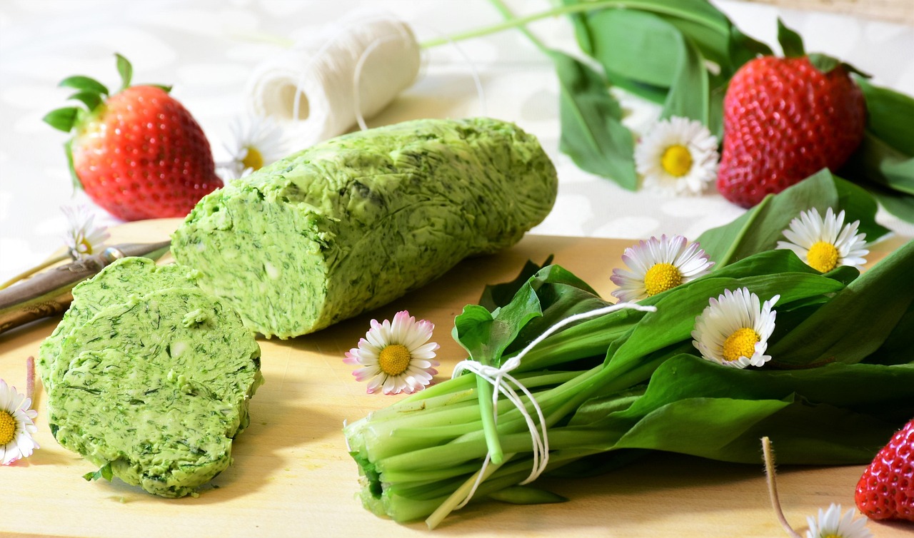 butter, wild garlic, wild garlic butter, herbs, spicy, homemade, wild vegetables, wild garlic leaves, fresh, yummy, cook, odor, green, forest garlic, spring, young leaves, the spring food plant, edible, culinary herbs, meal, kitchen, prepare