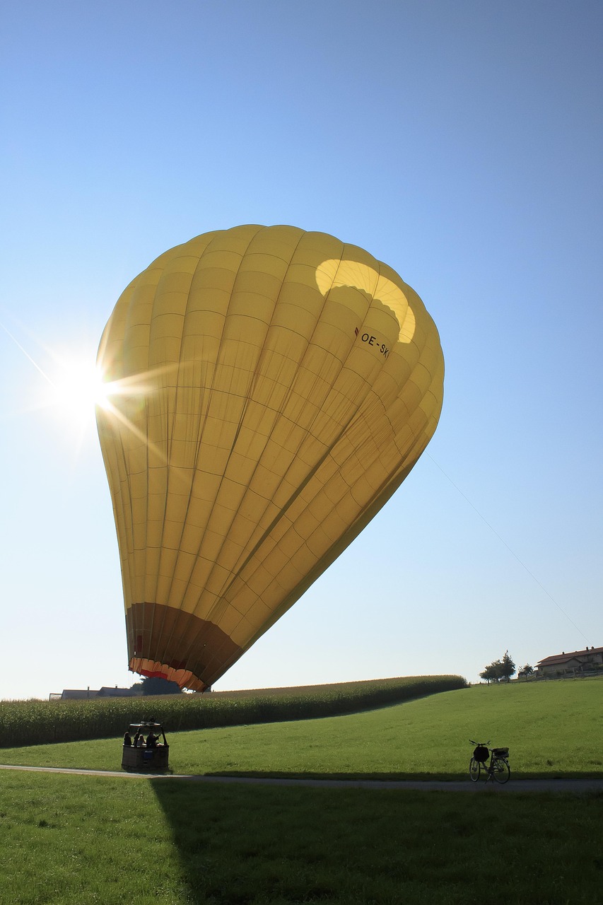 balloon, gas tight envelope, gas filled, filling gas, air, hot air balloon, lifting gas, helium, hydrogen, gas balloon, landing, heaven, blue, yellow, friendly, summer, basket