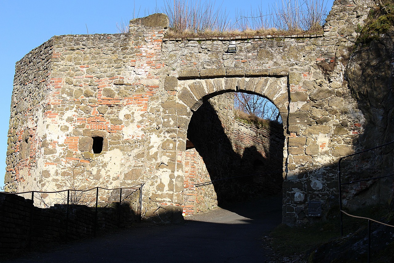 castle wall, castle gate, castle complex, kissing