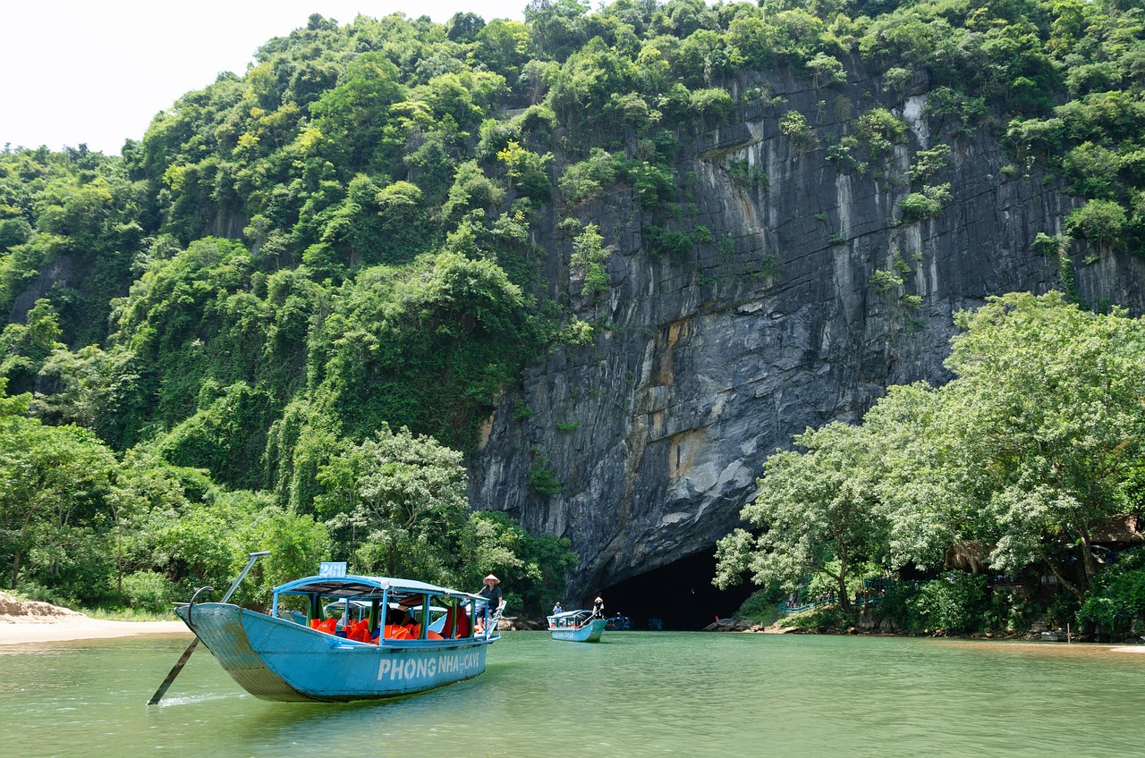 boat, river, motorboat, boat trip, phong nha, phong nha cave, cave entrance, vietnam, wooden boat