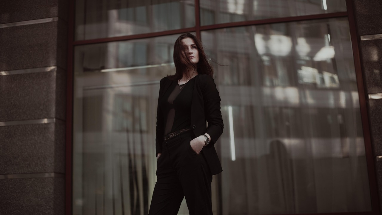business woman, business, young woman, businessman, work, office, notebook, style, diary, business center, business district, beautiful, costume, redhead, trousers, eyes, fashion, glamor, model, in black, beauty, with glasses, makeup, elegant, shirt, modern, street, fashionable girl, square, eyelashes
