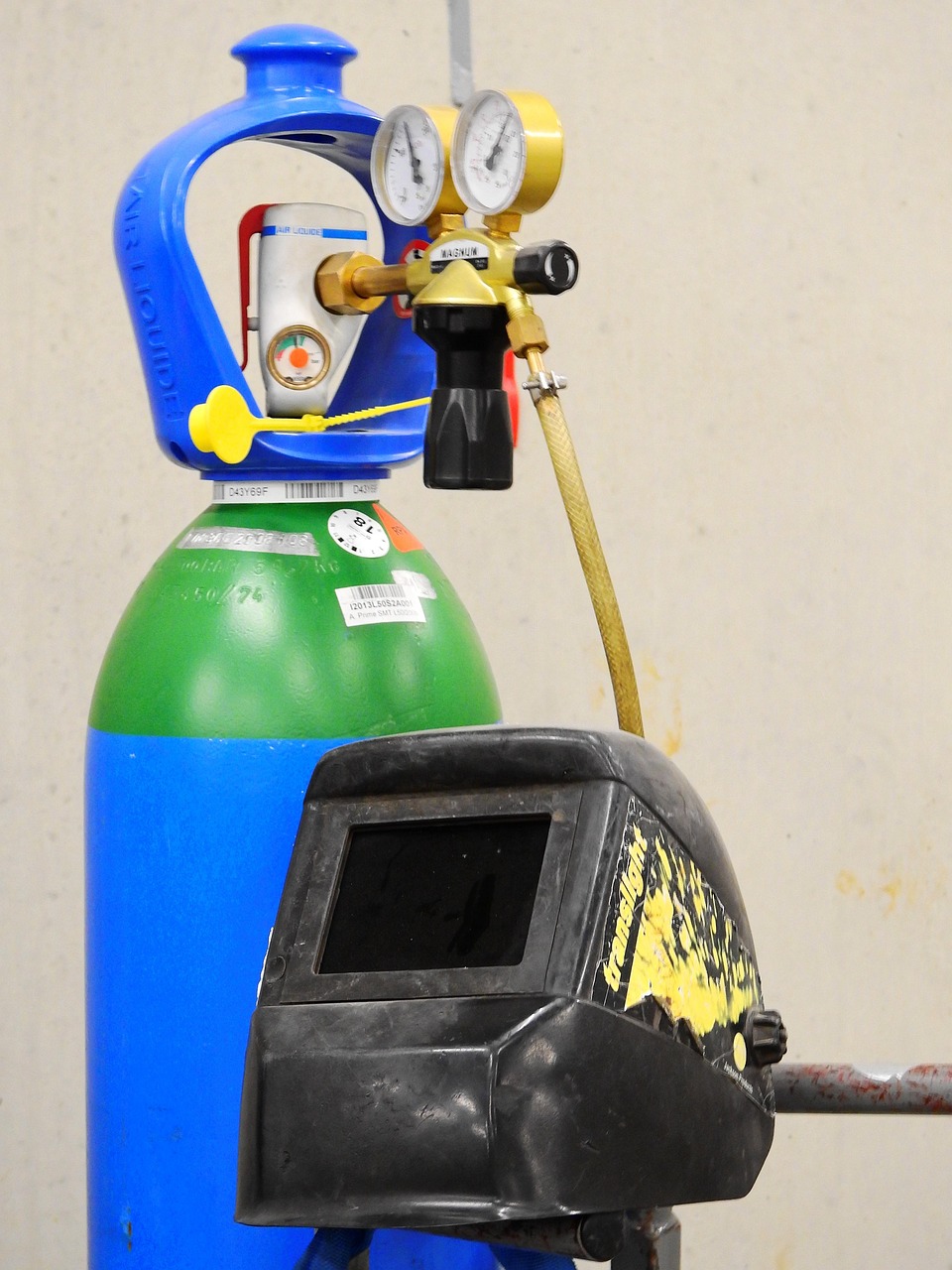 gas, welding, welder, protective gas, autogen, mig, inert gas welding, pressure, pressure reducer, pressure regulator, danger, dangerous, mask, welding shield, protective mask, protection, bottle, gas bottle, craft, handyman, building, industry