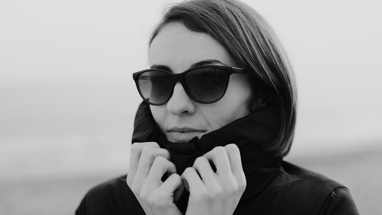 woman, model, portrait, pose, glasses, style, fashion, posing, young woman, girl, modeling, female, woman portrait, black and white, monochrome