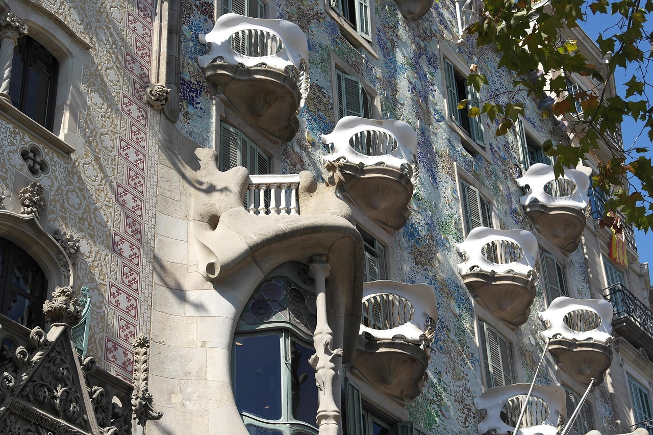 battló house, pedrera, casa milà, building, glimpse, spain, gaudí, particular, barcelona, architecture, balconies, skull