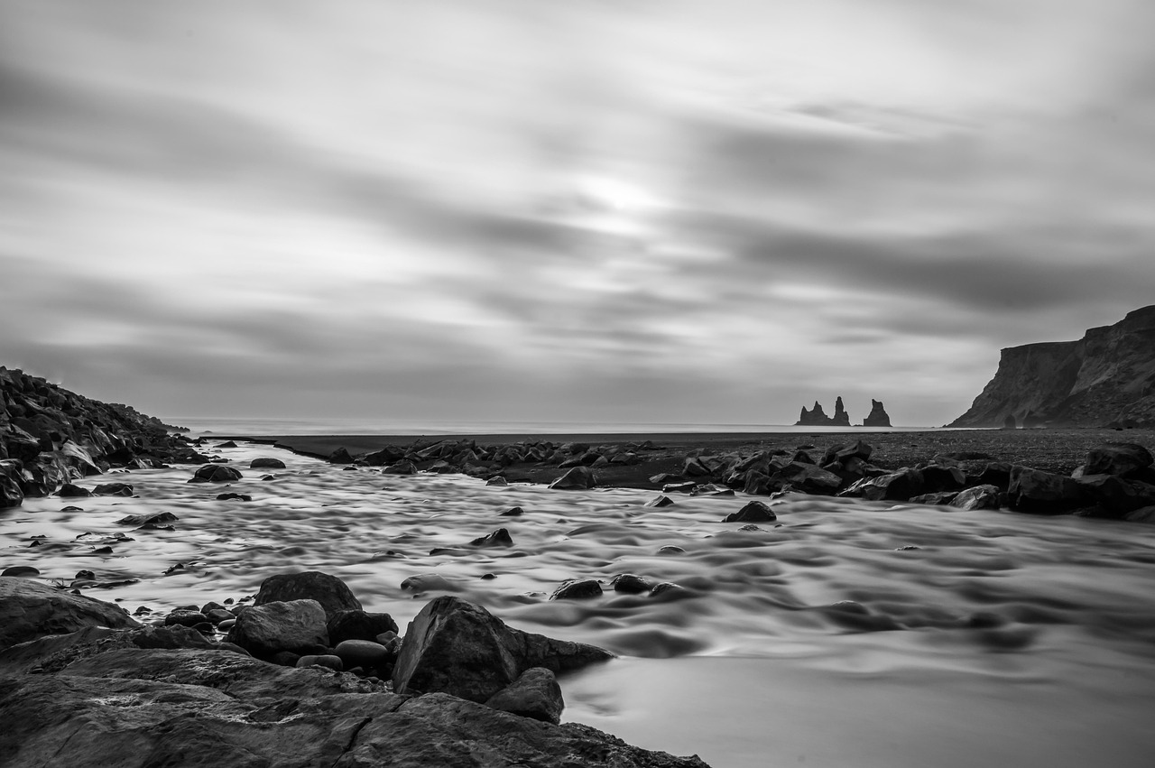 reynisdrangar, seastacks, vík, lightflare, trolls, iceland, blacksand, reynisfjara, reynisfjall