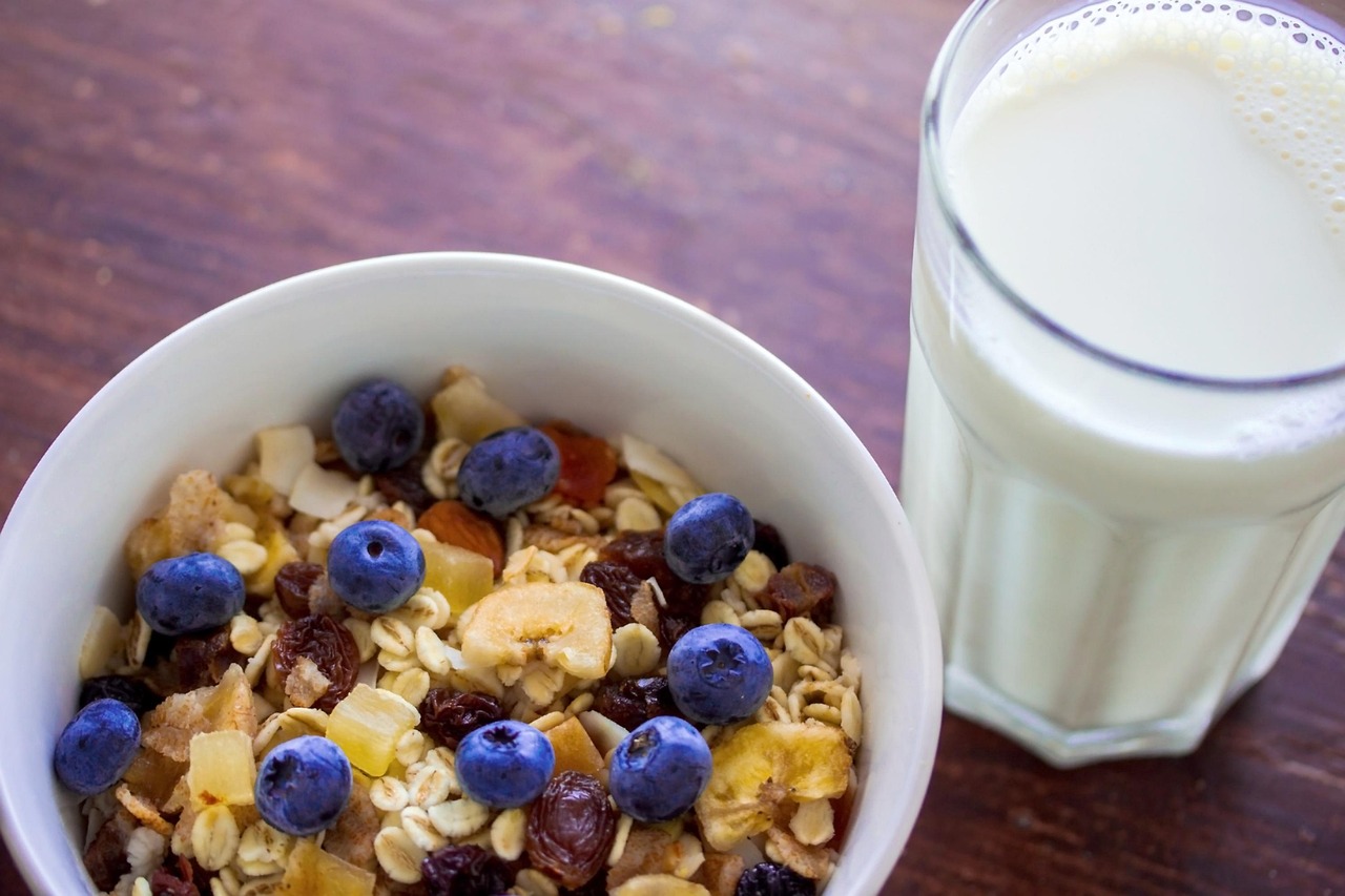 muesli, cereal, porridge, breakfast, food, fruit, delicious, healthy, nutrition, eat, bowl, diet, meal, cereals, oat, dessert, vitamins, seeds, milk
