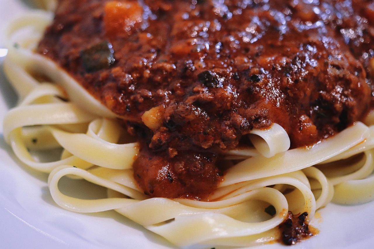 tagliatelle, bolognese, pasta, noodles, meal, bolognese sauce, italian cuisine