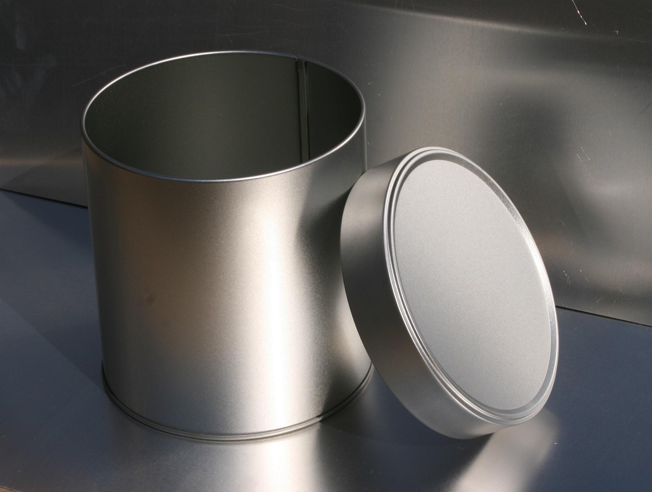 round tin, round tin can, gingerbread jar