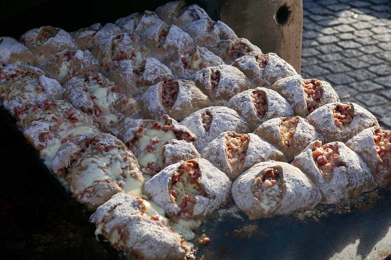 backhaus, to bake, nostalgia, oven, wood, push, wood stove, bread oven, naturally, smoke, historical, cheese bread, fragrant, hot, fresh, processed cheese, melted, baking bread, fine, yummy, market stalls, ham-cheese bread, market, oven fresh, selling