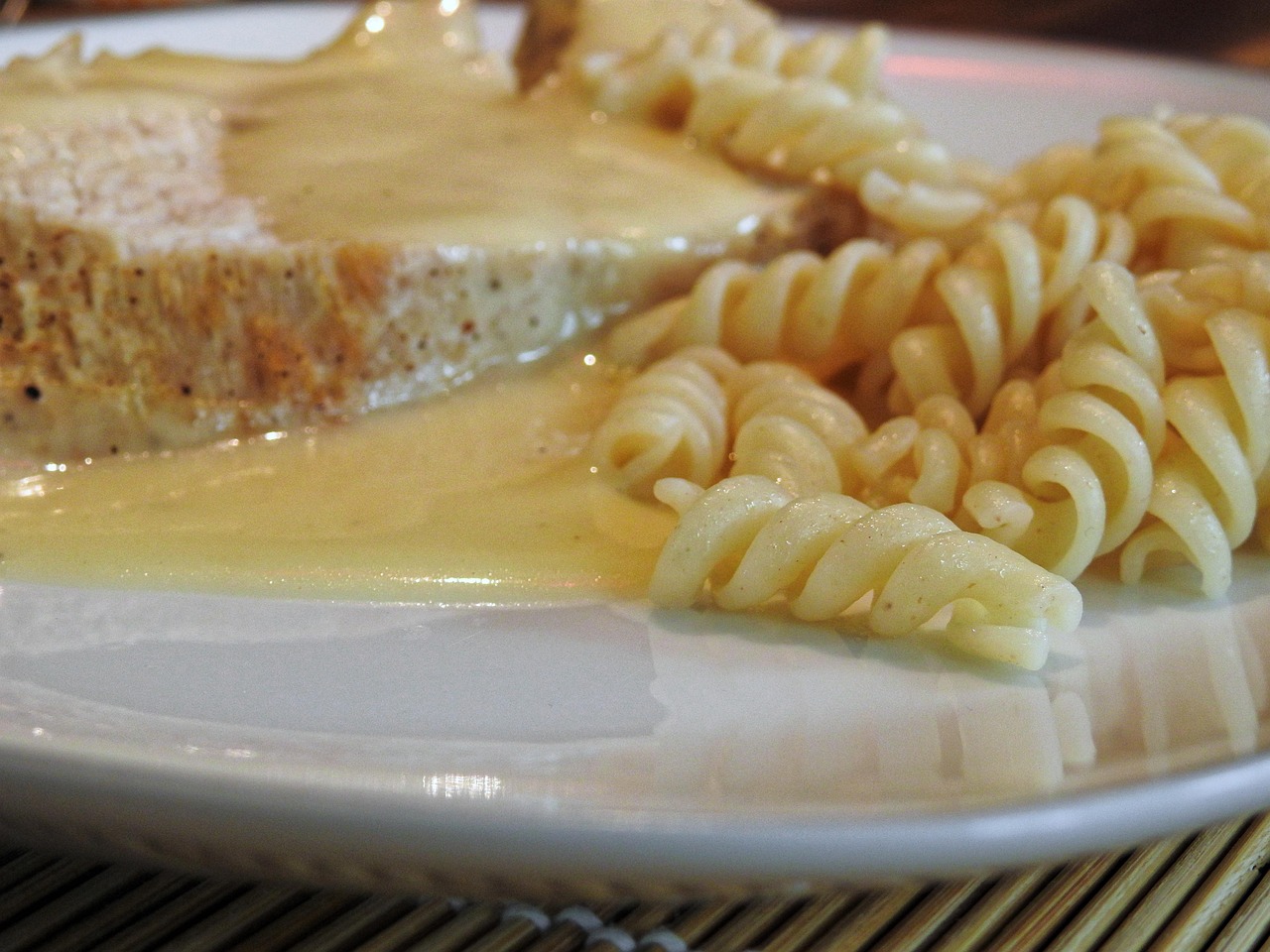 noodles, spiral noodles, pasta, food, having lunch, meal, noodle dish, carbohydrates, dish, cook, sauce, flesh, chicken, chicken breast, turkey, grill, enjoy the meal