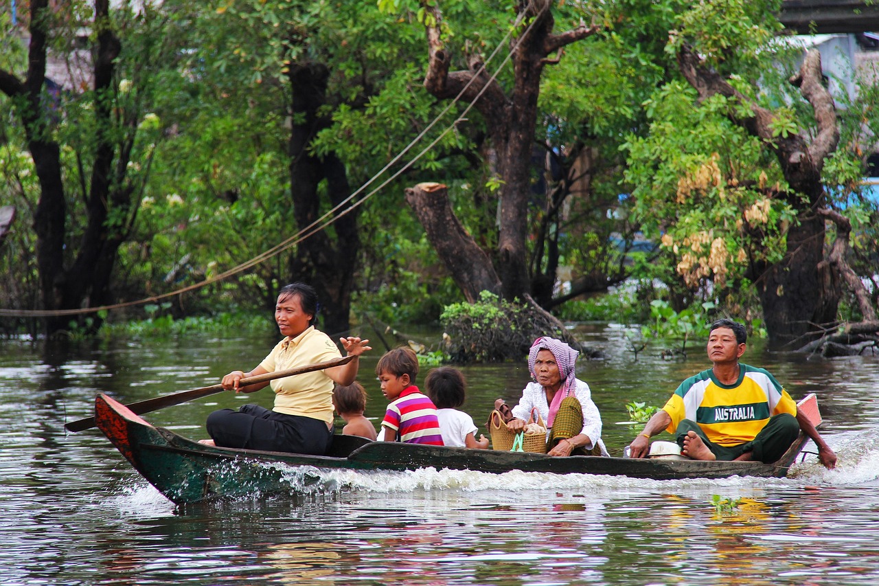 kompong phluk kompong, tour, village, floating, siem reap, cambodia, tonle sap lake, lake, water, boat, local, woman, fishing, stilted, travel, wooden, tropical, asia, traditional, playing, children, boy, family, man, old people, girl, young, boy and girl, little boy, together, child, happy family