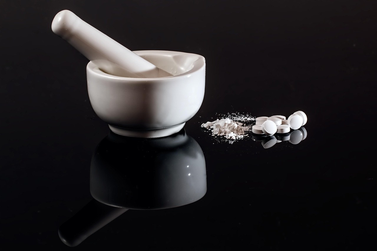 apothecary, pharmacy, chemist, mortar and pestle, grind, crush, pills, tablet, pound, pounding, crushing, grinding, mix, mixing, porcelain, medicine, medical, pharmaceutical, healthcare, prescription, medication