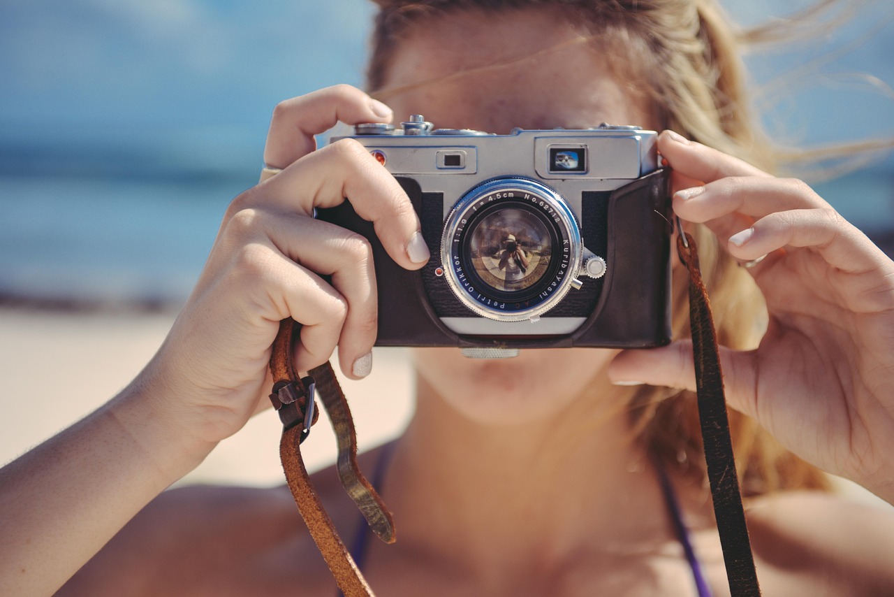 blonde, girl, taking, photo, photography, vintage, camera, lifestyle, picture, retro, photographer, film camera, old camera, oldtimer, nostalgia
