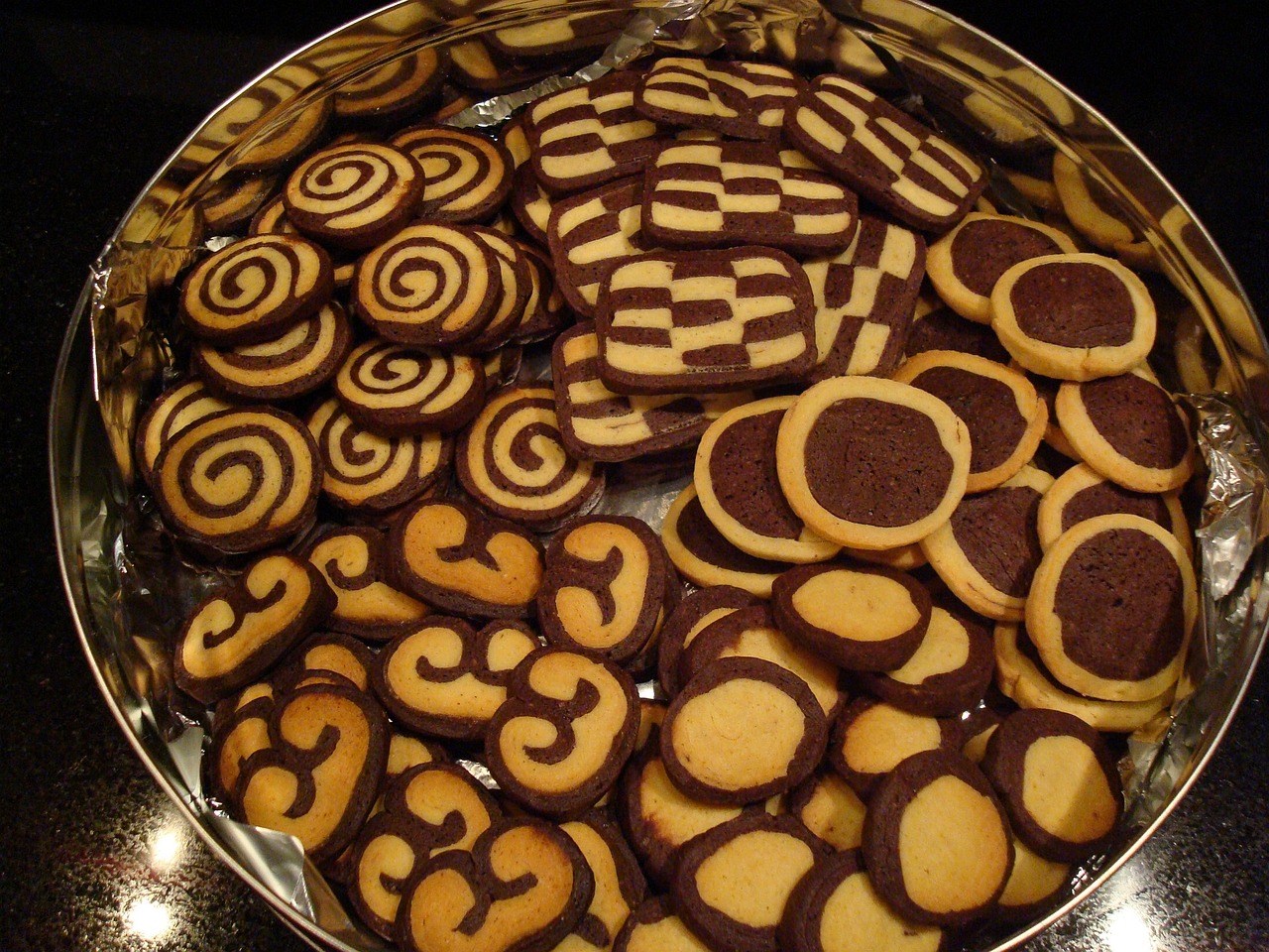 pastries, christmas, cookie, biscuit, dough, to bake, christmas cookies, biscuits, fine baked goods, cute, treat, black, white, can, tin can, gingerbread, self, sweetness, baked goods, yummy, meal, food, sweet stuff