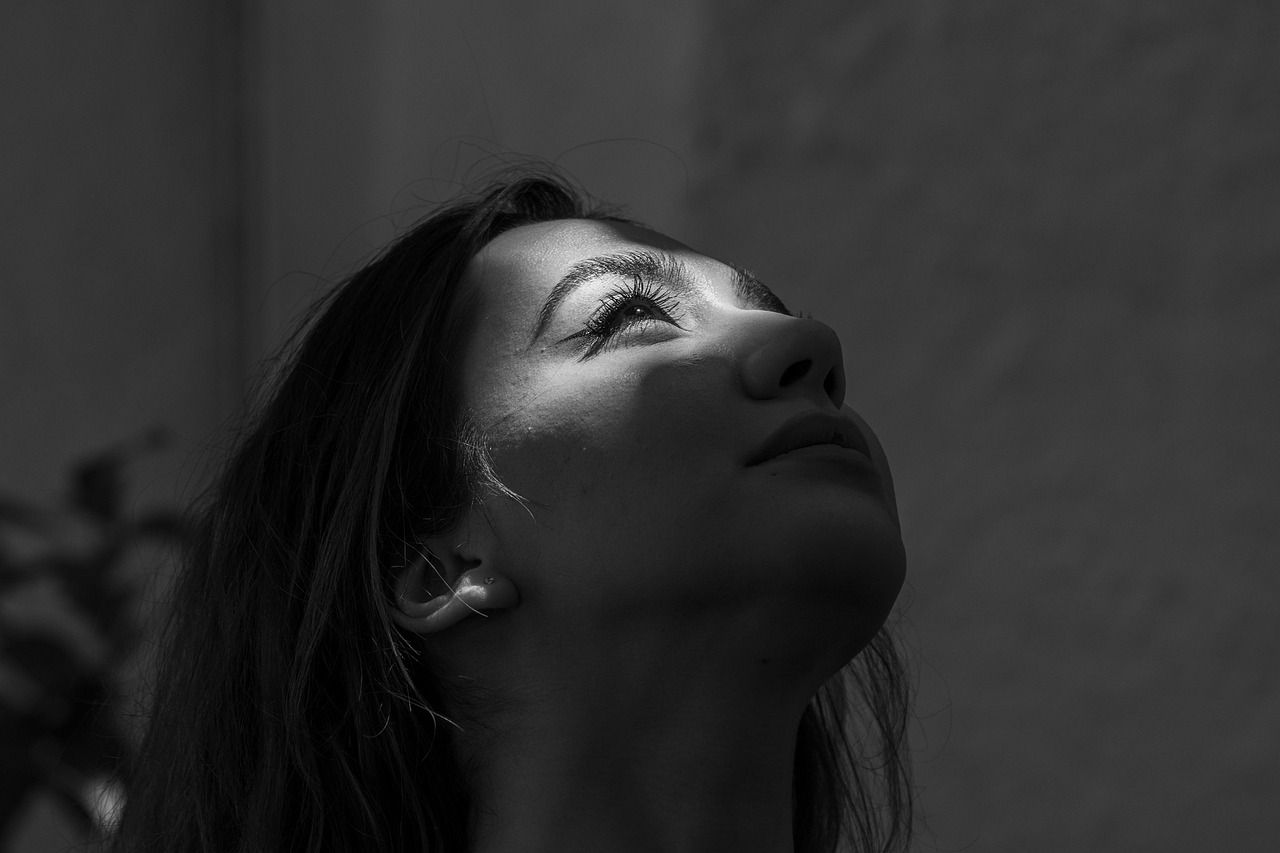 young woman, persian woman, portrait, female, iranian woman, iran, black and white, monochrome, mostafa meraji, canon photography, life, everyday, lifestyle, see, young girl