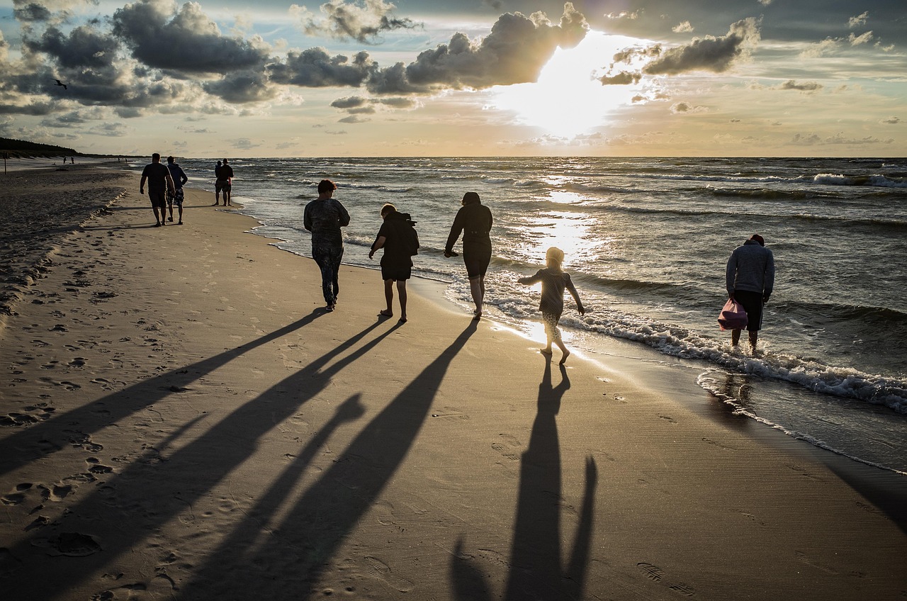 beach, people, sea, sand, footprints, walking, strolling, by the beach, silhouettes, shadows, backlighting, ocean, seashore, shore, coast, coastline, family, vacation, holiday, horizon, seascape, waves