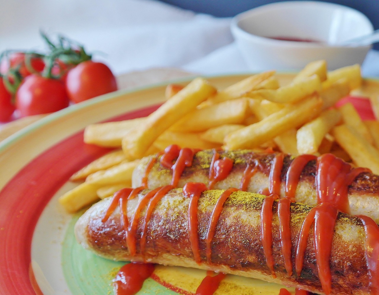 currywurst, sausage, bratwurst, spices, curry, ketchup, fries, french fries, greasy, fat, oil, deep fry, fry deep-fried, calories, fattening up, fast food, snack, junk food, hot dog, food, nourishment, unhealthy, carbohydrates, kitchen, food photo, unhealthy diet