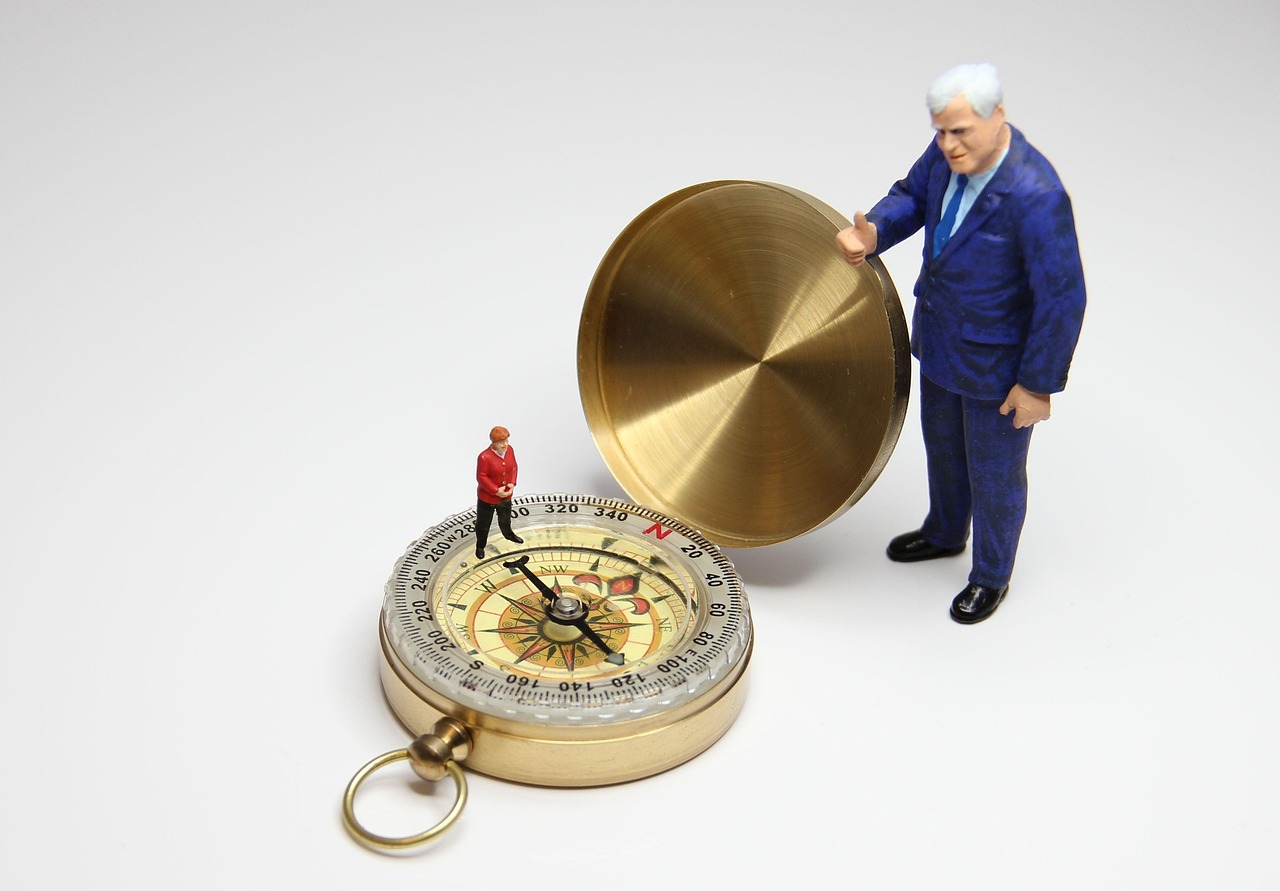 compass, direction, miniature figures, politics, merkel, small, seehofer, big, navigation, classification, orientation, signpost, chancellor, cdu, spd, coalition, grand coalition, refugees, migrants, lüttje lüüd, miniature figure, model train figure, toy, miniature, art, creative, little man, figurines, tiny, model construction figure, humorous, satire, cartoon, funny, humor, original, red, black, fun, h0, 1 87, lüttje