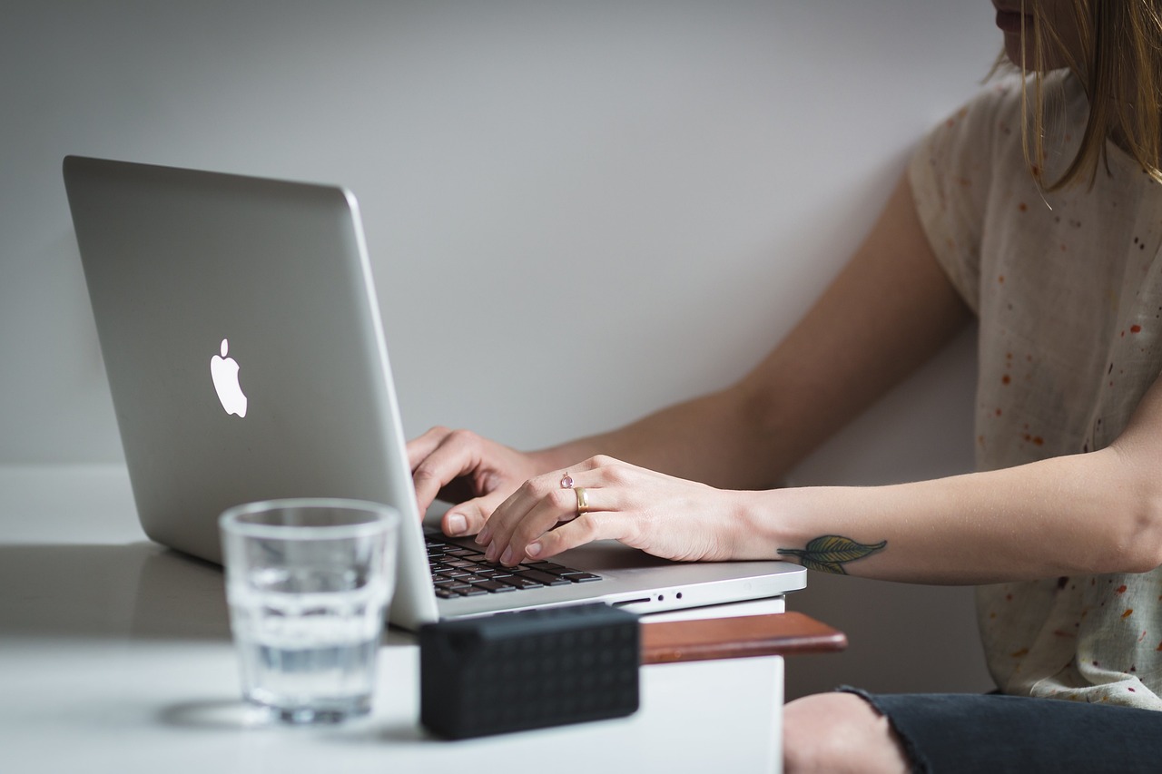 laptop, apple, macbook, computer, browser, research, school, business, work, desk, office, woman