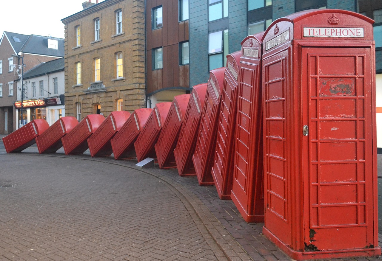 outdoors, phone box, phone booth, phone, box, booth, telephone, red, retro, public, britain, england, communicate, telecommunication