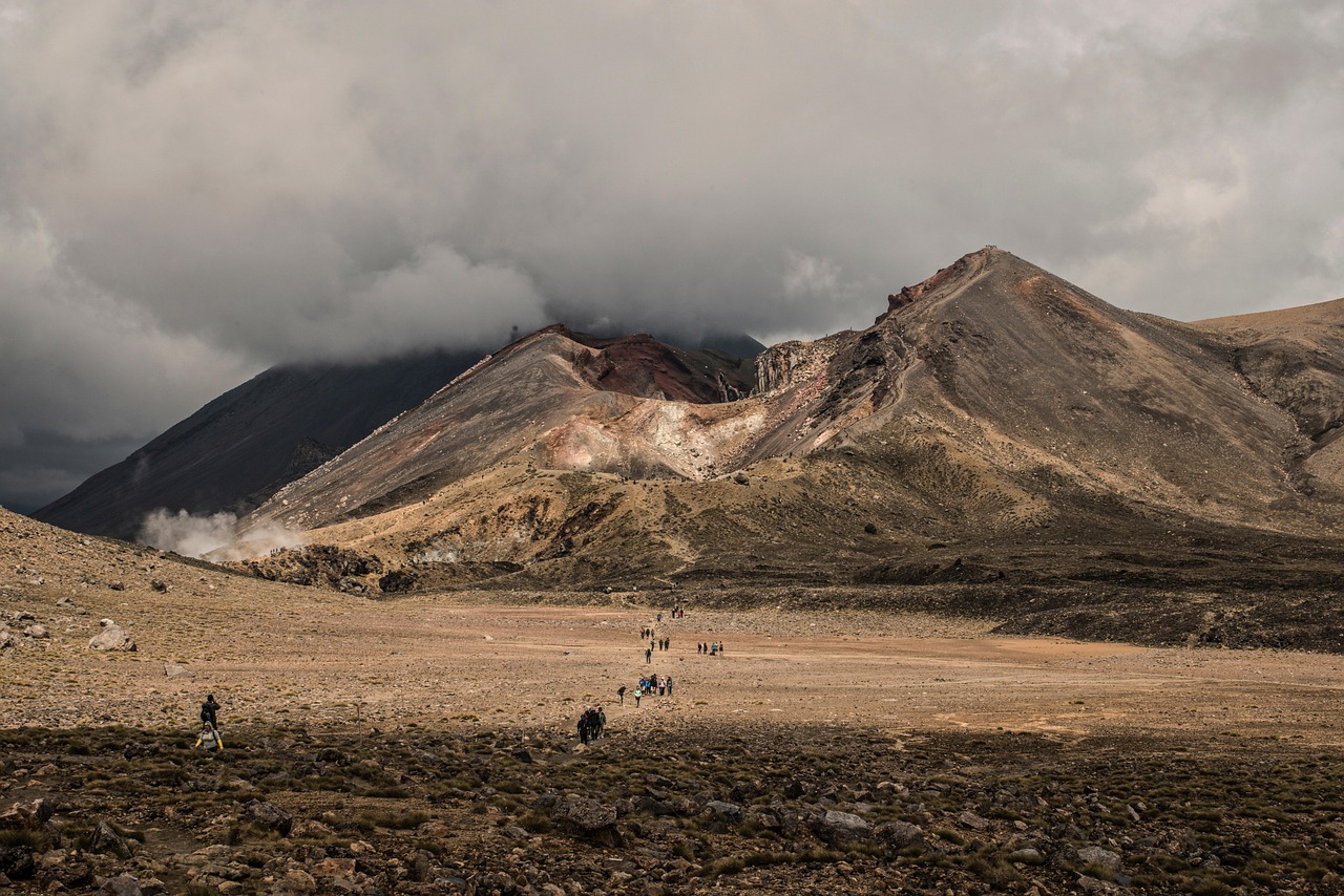 tongariro, new zealand, volcanoes, trekking, mount tongariro, smoke, volcanic smoke, landscape, nature