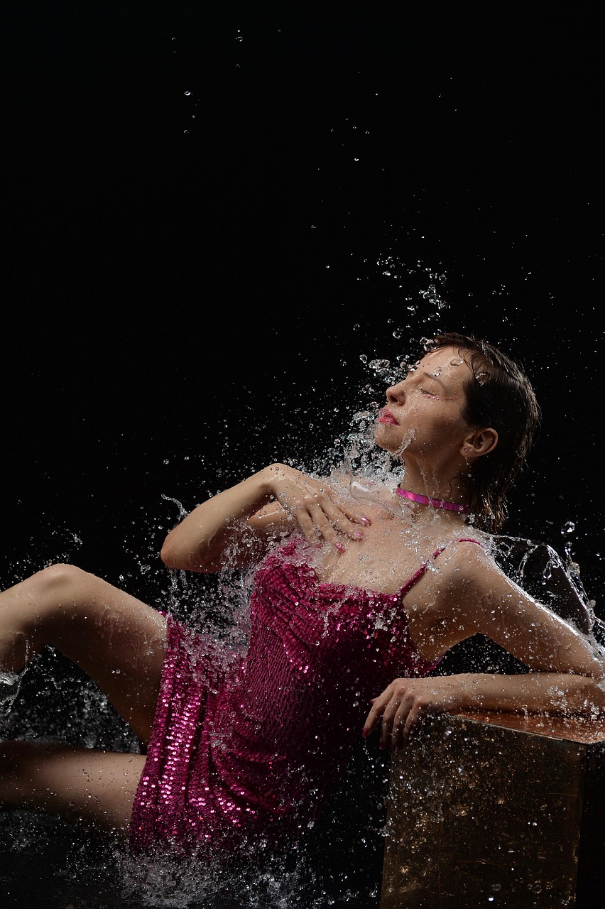 figure, portrait, water, spray, young woman, wet, photo shoot with splashing water, girl in splash water photos, photo session in the aquatic studio, aquashake photoshoot, akvastudiya photos