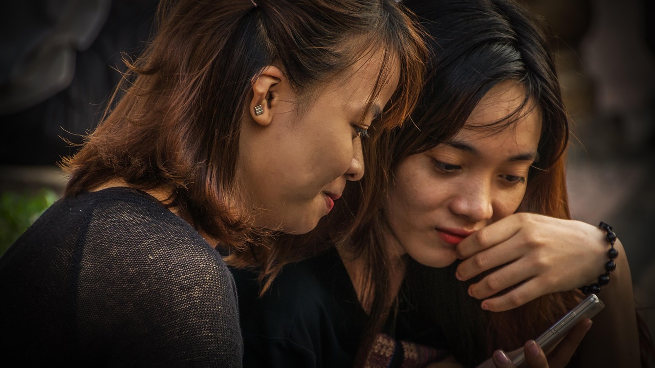 girlfriends, trust, communication, smartphone, friendship, connectedness, cohesion, brown phone, brown mobile, brown community, brown communication, brown smartphone, brown telephone, brown friendship