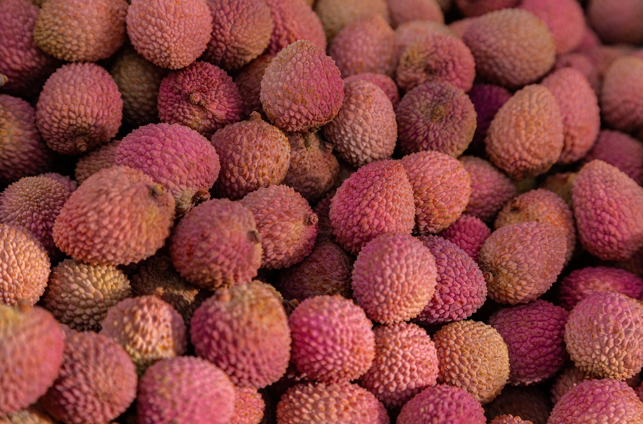 lychees, fruits, market, farmer's market, fruit stand, fresh, fresh lychees, ripe, ripe lychees, fresh fruits, produce, harvest, organic, fresh produce, litchi, food, sweet, tropical fruits, food background, eat, exotic, nutrition, delicious, healthy, pink, vitamins, juicy