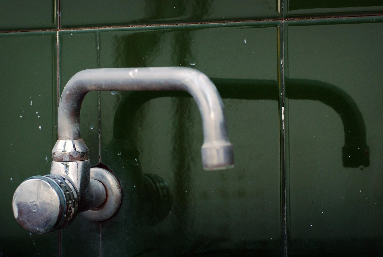 faucet, wall, agüera, water, crack, old, brightness, flow, clean up, ruins, spent, tile, dirt, reflection, mirror
